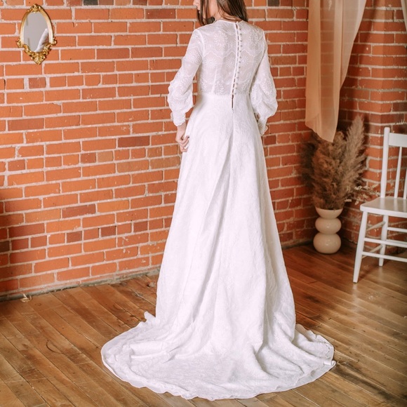 Brand new sample wedding dress size S (fits regular size 0 or 2) - Picture 4 of 4